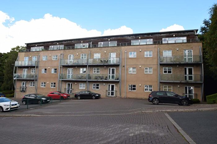 2 Bedroom Flat To Rent In Brackendale, Bradford, BD10