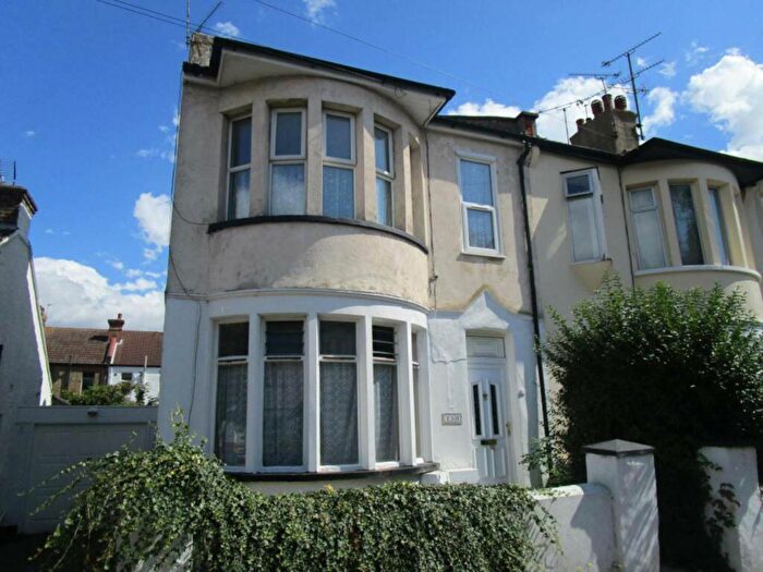 2 Bedroom Flat To Rent In Beedell Avenue, Westcliff On Sea, SS0