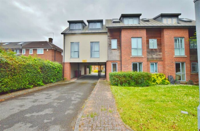 1 Bedroom Flat For Sale In Lincoln Way, Slough, SL1