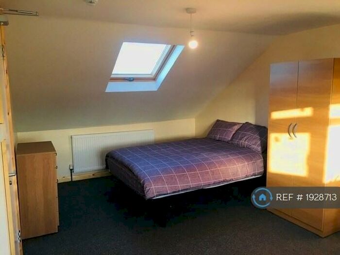 Studio To Rent In Bowes Road, London, N13