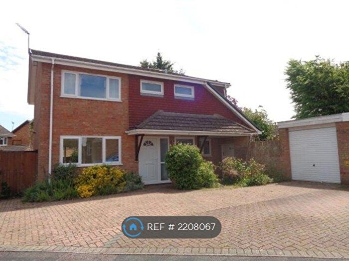 4 Bedroom Detached House To Rent In Foxglove Close, Basingstoke, RG22