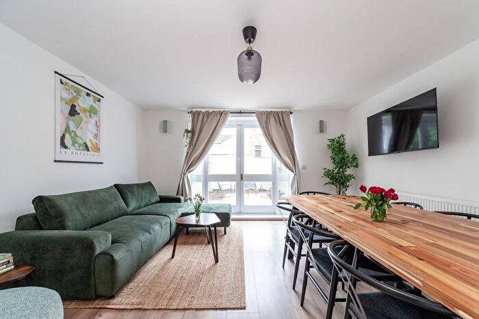 3 Bedroom Flat To Rent In Stratford, E15