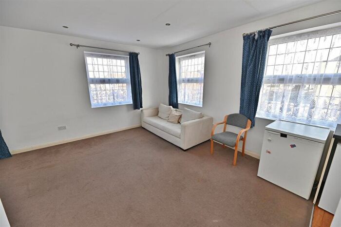 1 Bedroom Flat To Rent In Eastern Avenue, Gants Hill, IG2