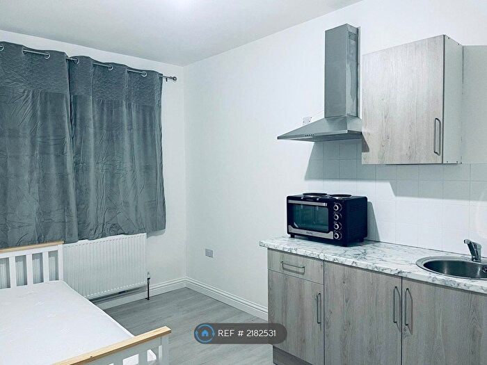 Studio To Rent In Avery Gardens, Ilford, IG2