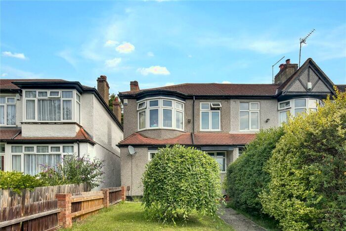 3 Bedroom End Of Terrace House To Rent In Kings Road, Chingford, London, E4