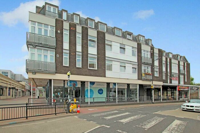 2 Bedroom Flat To Rent In High Street, Wickford, Essex, SS12
