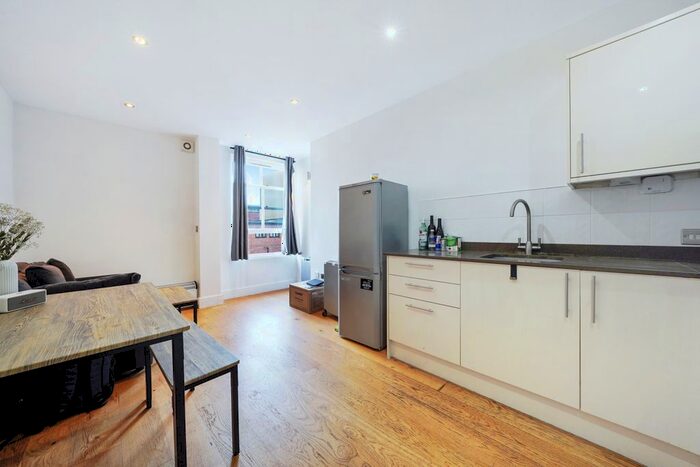 1 Bedroom Flat To Rent In Kings Court Apartments, Rope Walk Gardens, E1