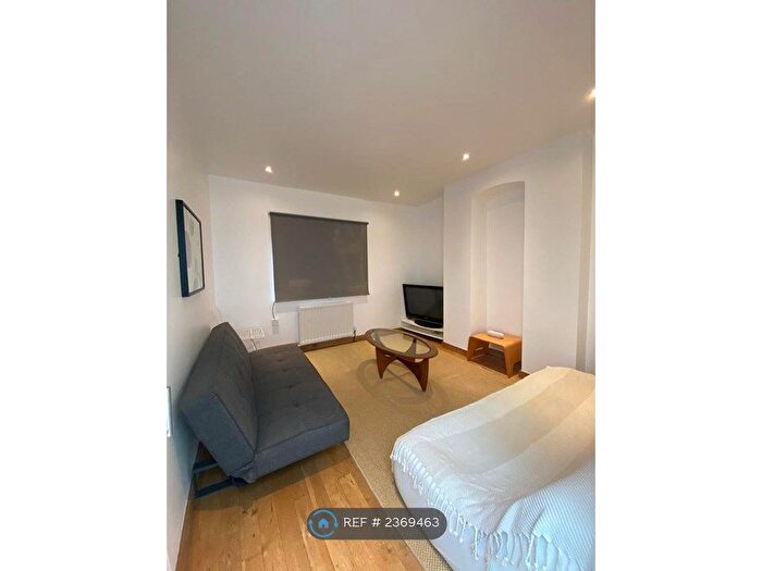 2 Bedroom Flat To Rent In Cavell Street, London, E1
