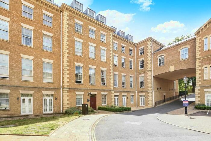 3 Bedroom Flat To Rent In Royal Drive, London, N11