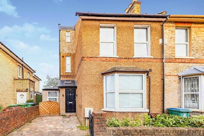 2 Bedroom Flat To Rent In Woodford Road, Watford, Hertfordshire WD17