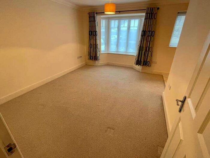 2 Bedroom Flat To Rent In Rosemead Gardens, Richmond Way, Southgate, RH10