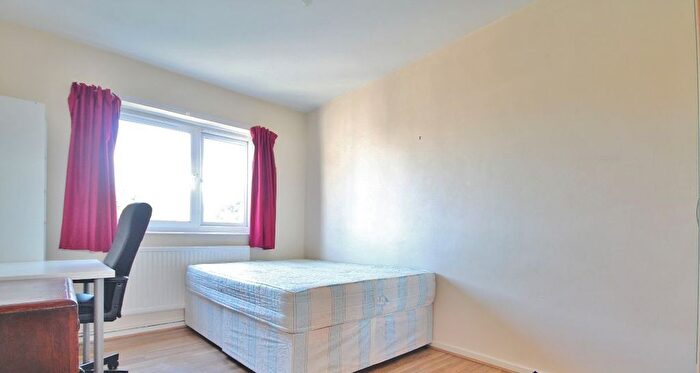 3 Bedroom Flat To Rent In Highbury Quadrant, London, N5