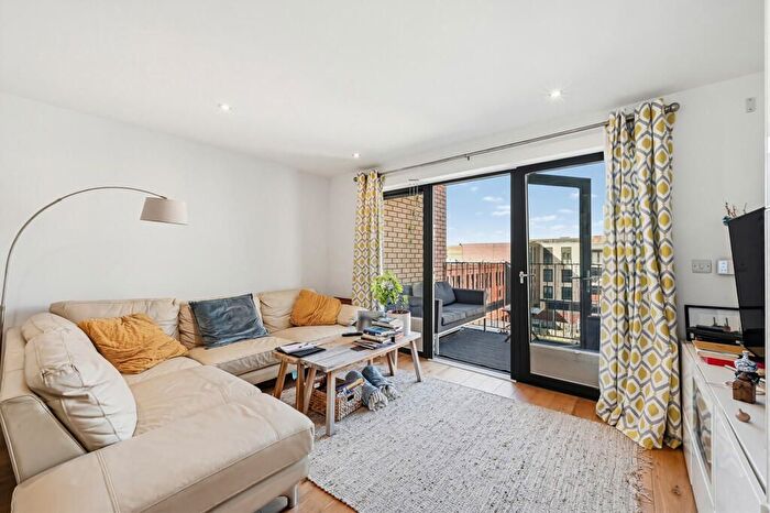 2 Bedroom Flat For Sale In Eythorne Road, London, SW9