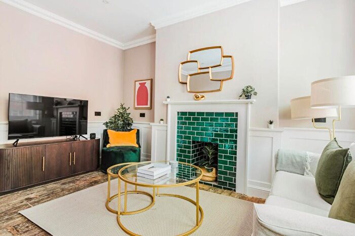 2 Bedroom Apartment To Rent In Cable Street, London, E1