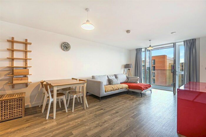 2 Bedroom Flat To Rent In Oscar Wilde Road, Reading, Berkshire, RG1