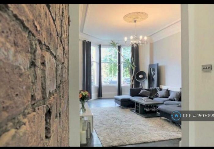 3 Bedroom Flat To Rent In Pollocksheilds, Glasgow, G41