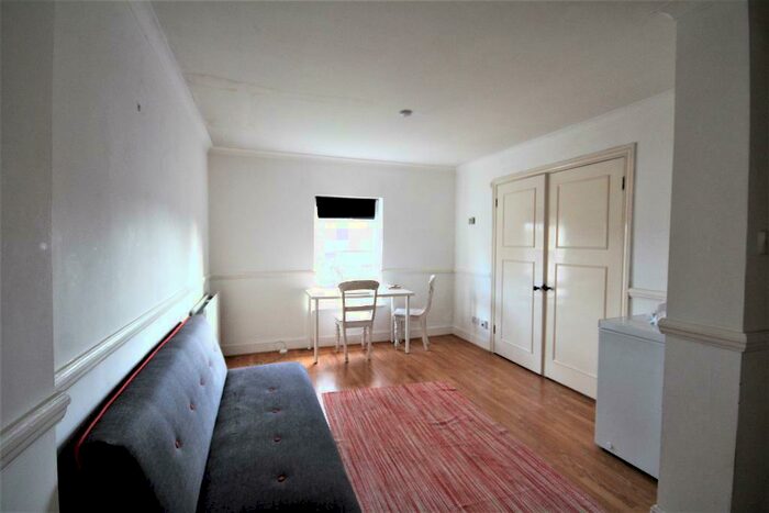 1 Bedroom Flat To Rent In Ickburgh Road, Hackney, London, E5