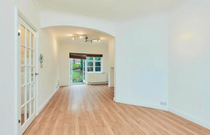 3 Bedroom Semi-Detached House To Rent In Erskine Hill, London, NW11