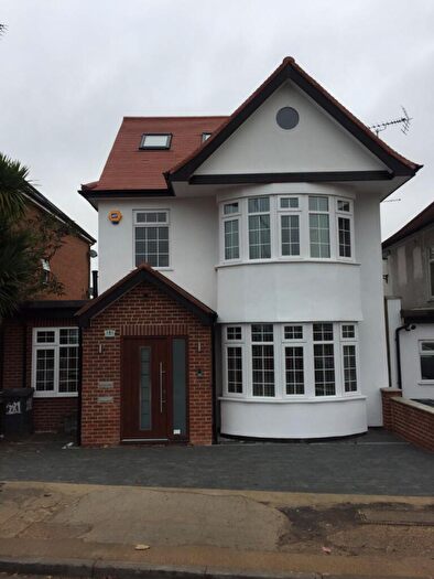 3 Bedroom Flat To Rent In Great North Way, Hendon, NW4