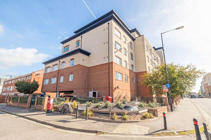 2 Bedroom Flat For Sale In Bath Road, Slough, SL1