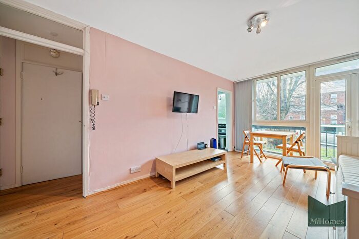 Studio For Sale In Ashbourne Close, Woodside Park, N12