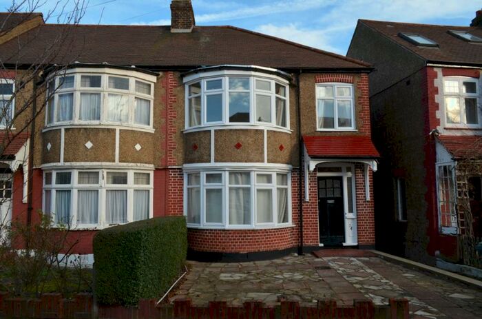 4 Bedroom Semi-Detached House To Rent In Torrington Gardens, Bounds Green, N11
