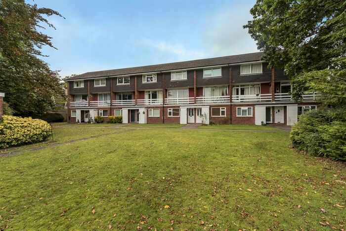 2 Bedroom Flat To Rent In Knights Court, High Road, Bushey Heath, WD23