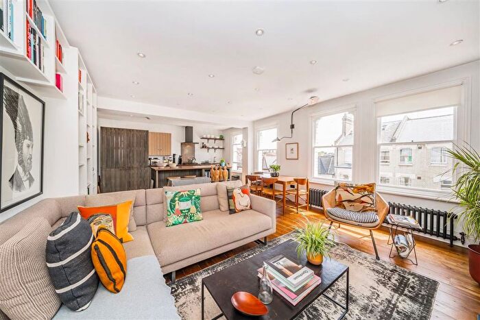 3 Bedroom Flat To Rent In Lakeside Road, Brook Green, W14