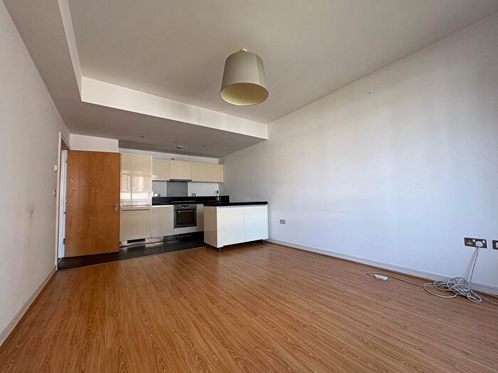 1 Bedroom Flat To Rent In Great West Road, Brentford, TW8