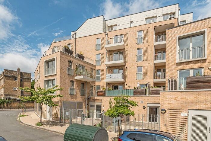 2 Bedroom Flat To Rent In Bocking Street, London Fields, E8