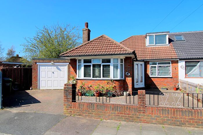 3 Bedroom Bungalow For Sale In Felix Avenue, Round Green, Luton, Bedfordshire, LU2