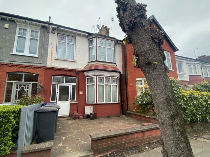 1 Bedroom Flat To Rent In First Floor Flat Highwood Avenue, N12