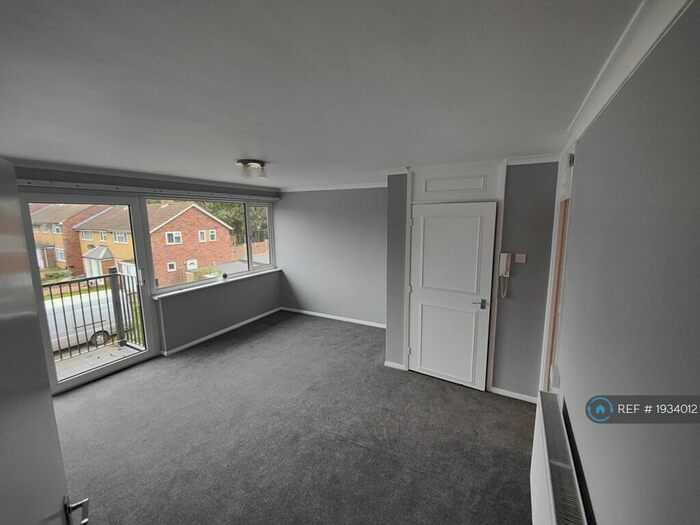 2 Bedroom Flat To Rent In Chaulden House Gardens, Hemel Hempstead, HP1