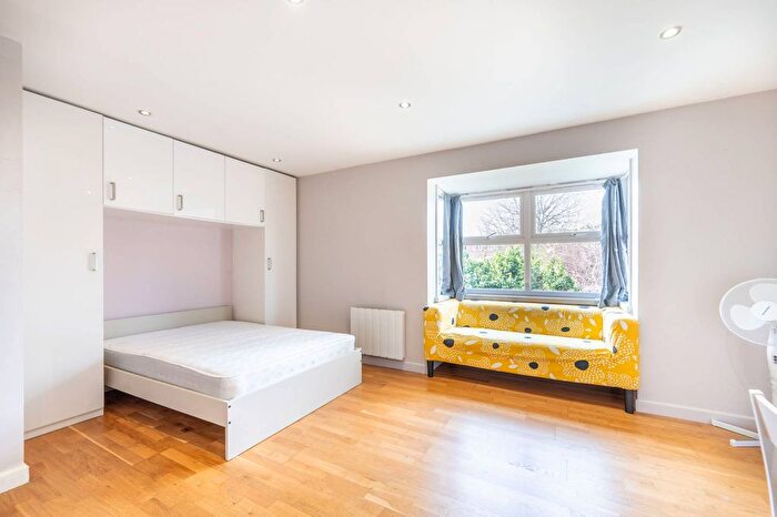 Studio To Rent In Balmoral Mews, Wendell Park, London, W12