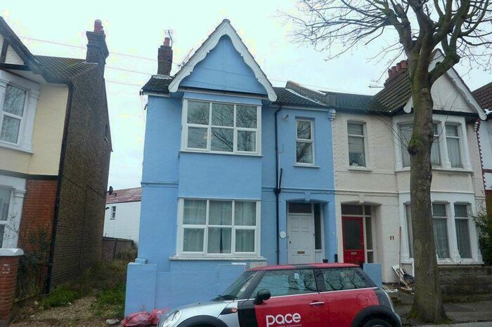 2 Bedroom Flat To Rent In Wenham Drive, Westcliff-On-Sea, SS0