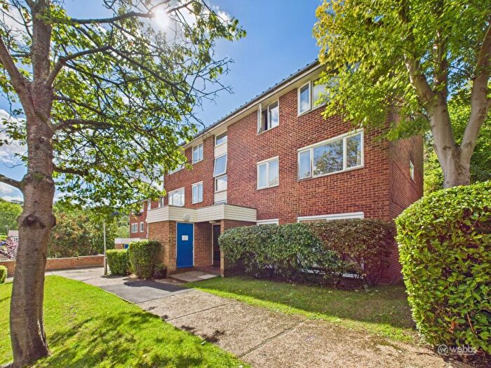 2 Bedroom Flat For Sale In Hartscroft, Linton Glade, Croydon, CR0