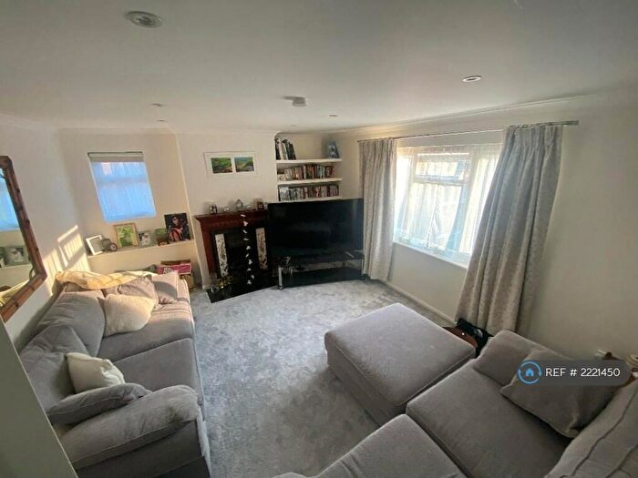 2 Bedroom Flat To Rent In Coppetts Road, London, N10