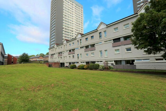 3 Bedroom Maisonette To Rent In Kennishead Avenue, Glasgow, G46