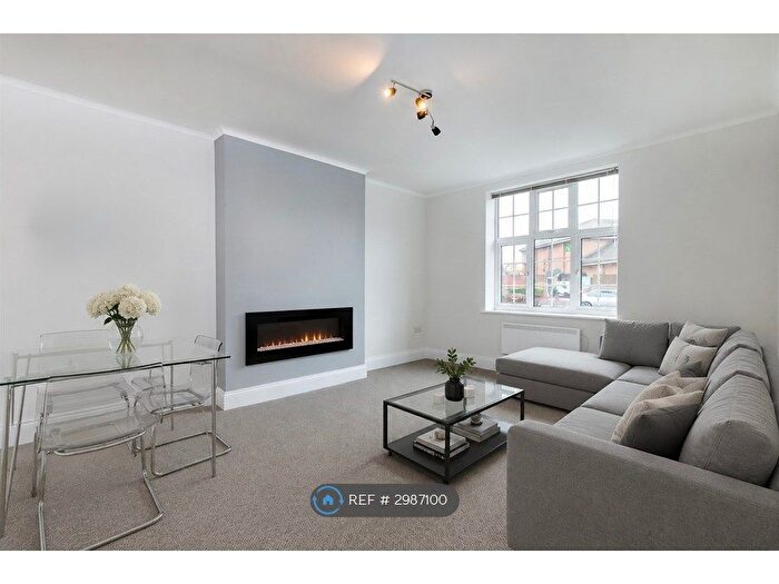2 Bedroom Flat To Rent In Norbiton Hall, Kingston Upon Thames, KT2