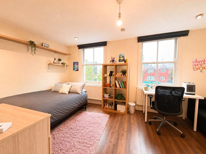 3 Bedroom Flat To Rent In Mile End Road, London, E1