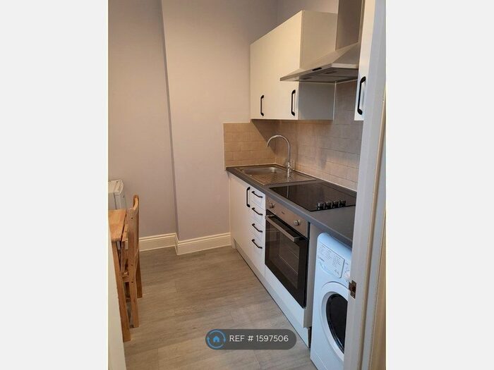Studio To Rent In Earl's Court, London, SW5