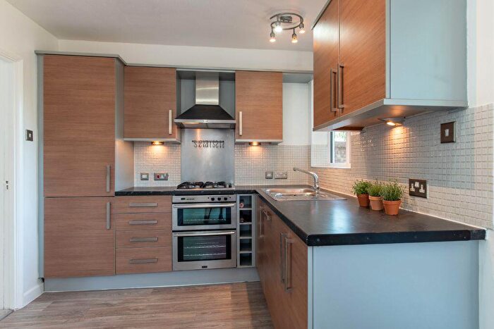 2 Bedroom Flat To Rent In Bed Flat To Rent In Orchard Avenue, Thames Ditton, KT7