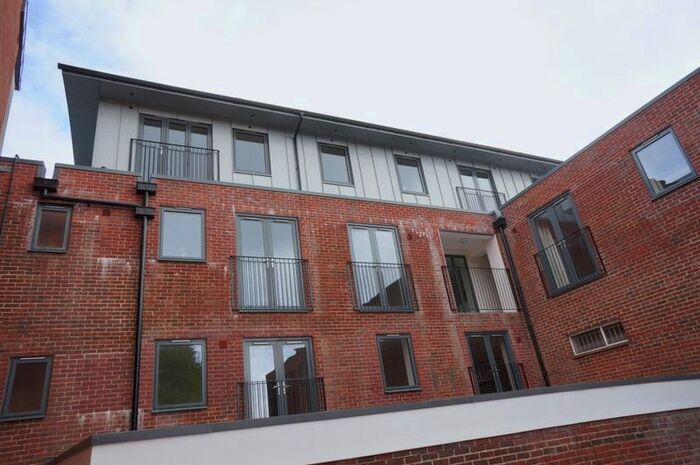 1 Bedroom Flat To Rent In High Street, Alton, GU34