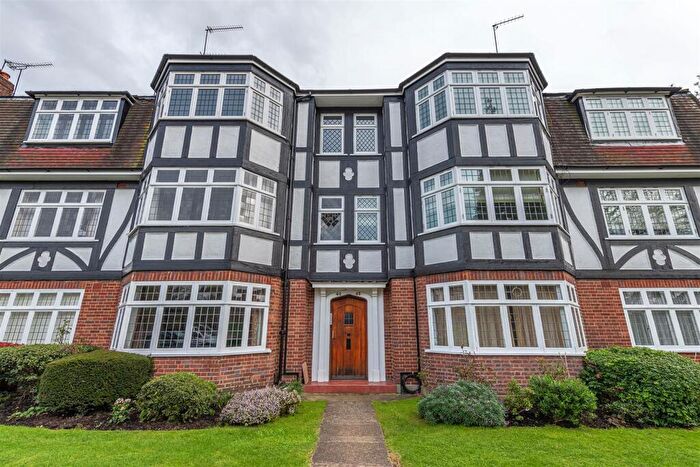 2 Bedroom Flat To Rent In Hermon Hill, Wanstead, E11