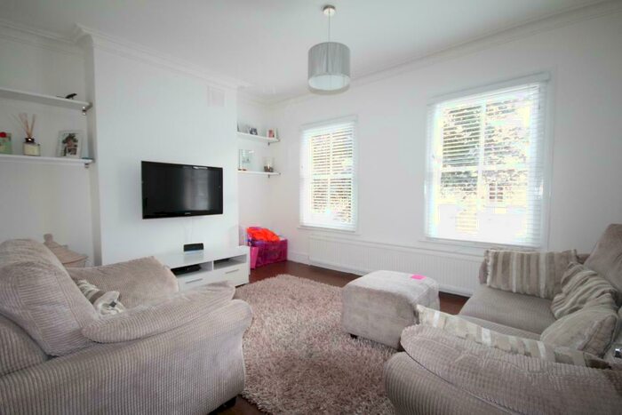 2 Bedroom Flat To Rent In Morton Road, Islington, London, N1