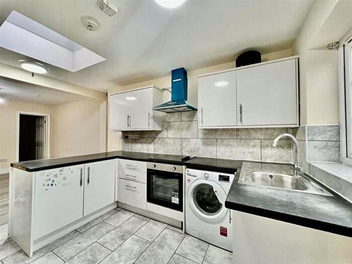 3 Bedroom Flat To Rent In North Hyde Road, Hayes, UB3