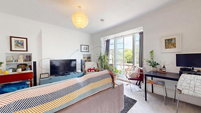 3 Bedroom Flat To Rent In Clissold Court, Greenway Close, N4