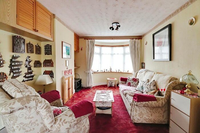 2 Bedroom Chalet For Sale In Richmond Avenue, South Benfleet, SS7