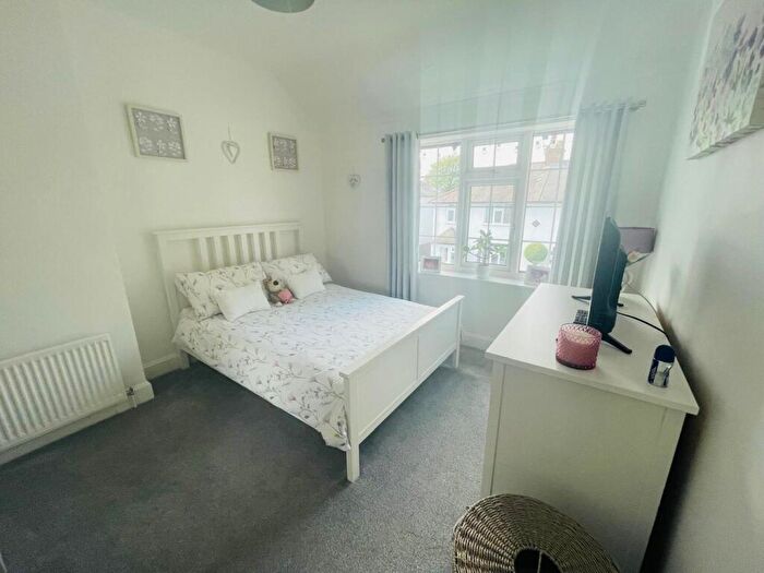 3 Bedroom Semi-Detached House For Sale In Graham Road, West Bromwich, B71