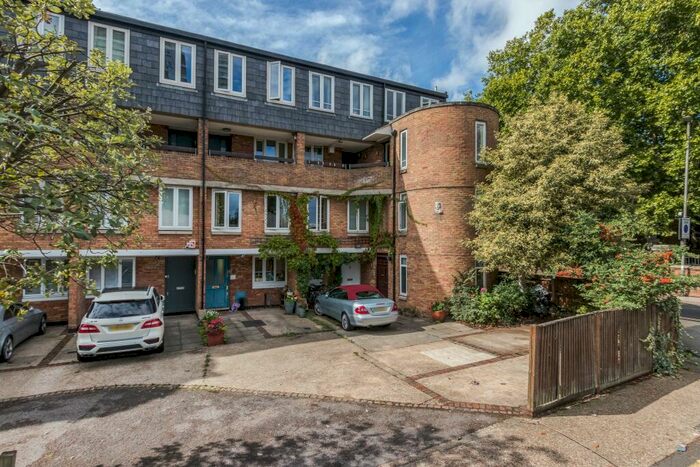 3 Bedroom Flat To Rent In Sunbury Lane, London, SW11
